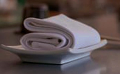 進(jìn)餐時何時打開餐巾 使用餐巾的禮儀